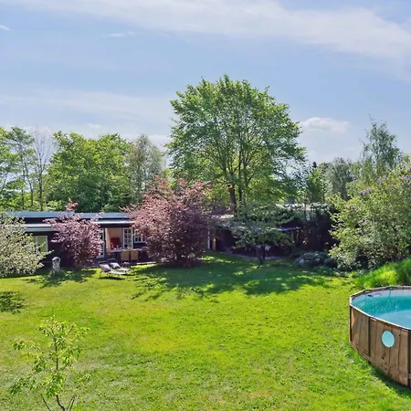 Semesterbostad Spacious Summer House With Pool Vejby