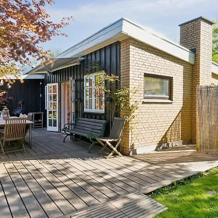 Spacious Summer House With Pool Feriehus Vejby