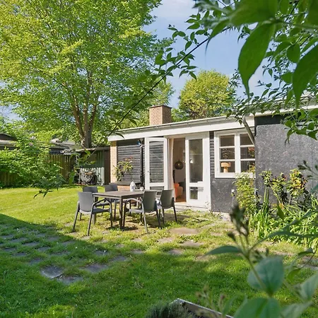 Spacious Summer House With Pool Feriehus