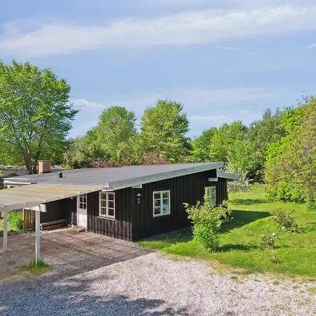 Feriehus Spacious Summer House With Pool