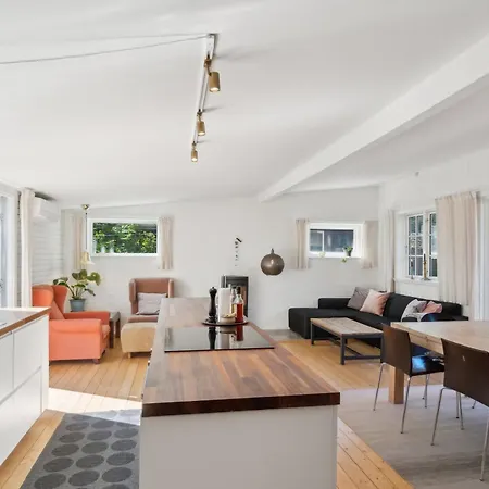 Feriehus Spacious Summer House With Pool Vejby