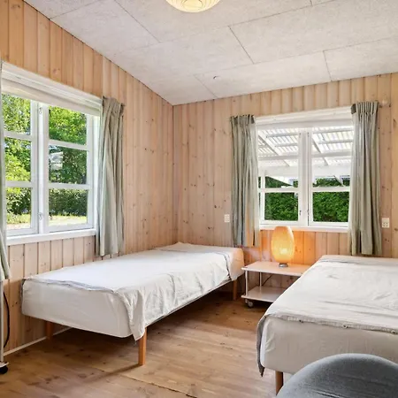 Spacious Summer House With Pool Feriehus *