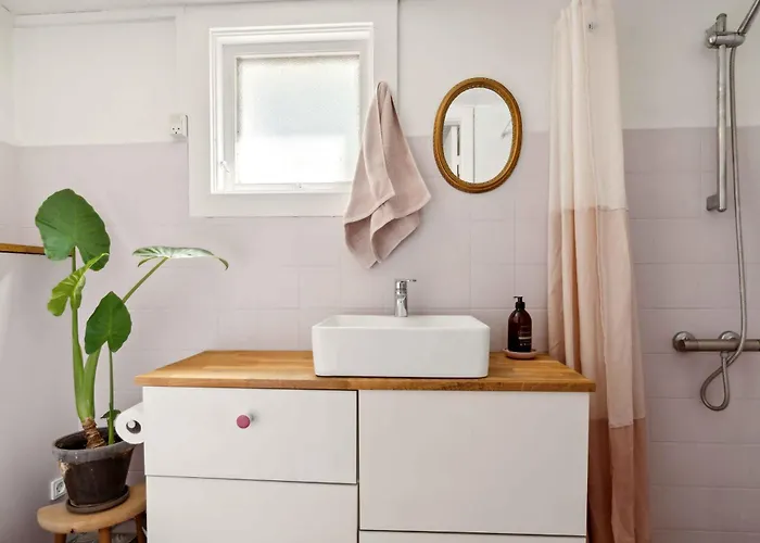 Spacious Summer House With Pool