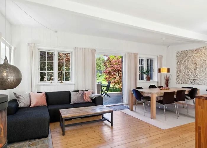 Spacious Summer House With Pool Ferienhaus *