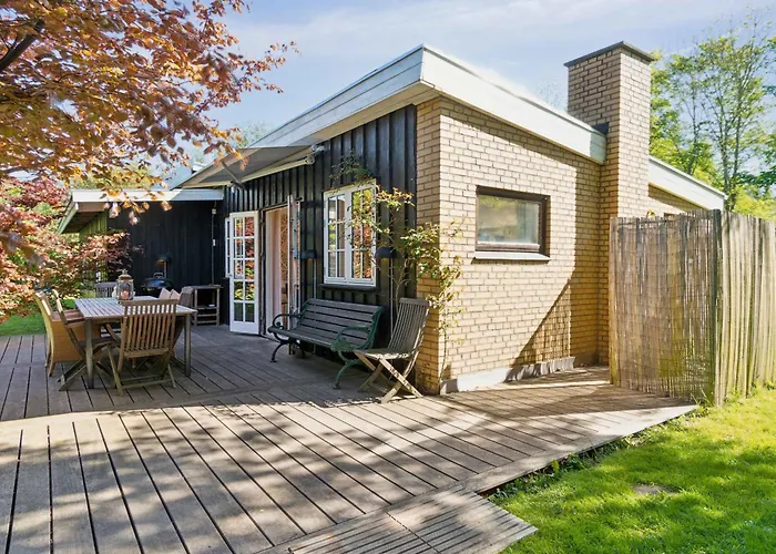 Spacious Summer House With Pool Ferienhaus Vejby