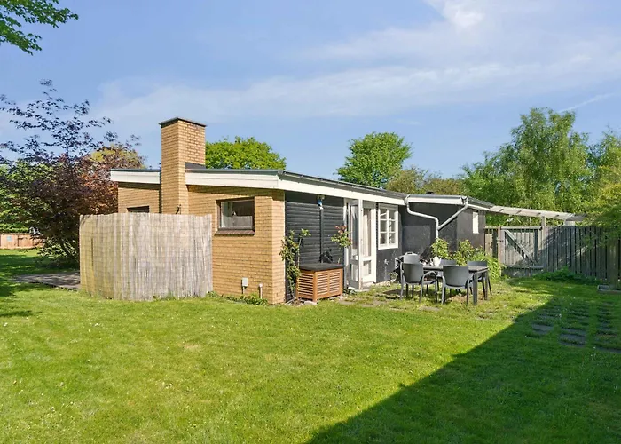 Hébergement de vacances Spacious Summer House With Pool