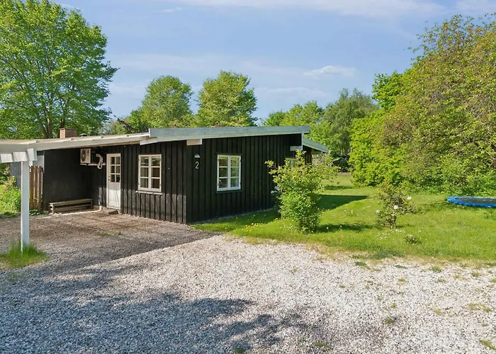 Spacious Summer House With Pool Vejby