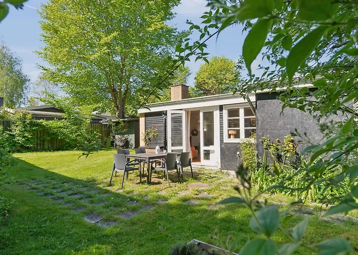 Spacious Summer House With Pool Hébergement de vacances